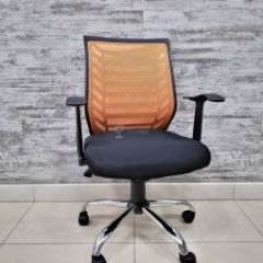 Кресло Barneo K-138 для персонала (черная ткань оранжевая сетка) в Белоярском - beloyarskiy.mebel24.online | фото